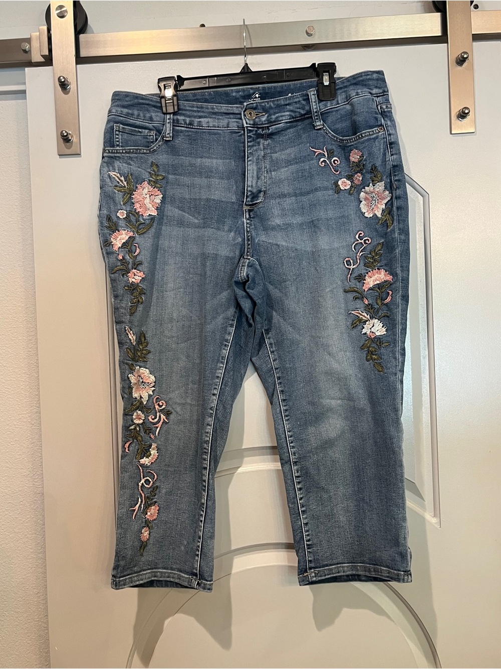 St. John's Bay Light Blue Cropped Jeans with Pink Floral Embroidery. GUC!